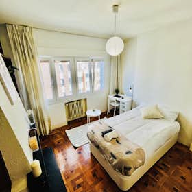 Отдельная комната сдается в аренду за 355 € в месяц в Pamplona, Calle de Abejeras