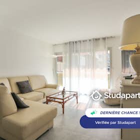 Appartement te huur voor € 1.150 per maand in Antibes, Boulevard des Nations