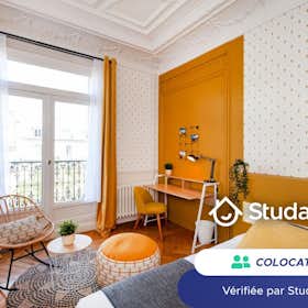 Private room for rent for €1,154 per month in Paris, Boulevard Malesherbes
