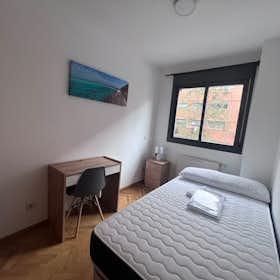 Private room for rent for €500 per month in Madrid, Calle Ladera de los Almendros