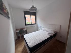 Private room for rent for €520 per month in Madrid, Calle Ladera de los Almendros