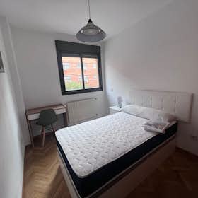 Private room for rent for €520 per month in Madrid, Calle Ladera de los Almendros