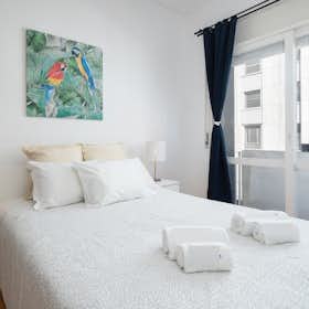 Apartment for rent for €999 per month in Porto, Rua do Bolhão