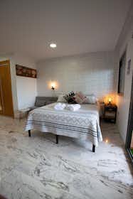 Pokój prywatny do wynajęcia za 1800 € miesięcznie w mieście Vélez-Málaga, Avenida Brisa del Mar