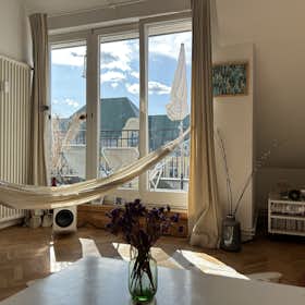 Apartment for rent for €2,200 per month in Berlin, Hufelandstraße