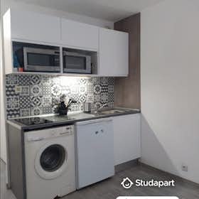 Apartment for rent for €640 per month in Nice, Avenue de la Bornala