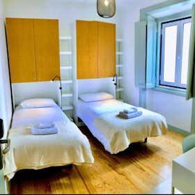 Mehrbettzimmer zu mieten für 800 € pro Monat in Lisbon, Calçada de Arroios