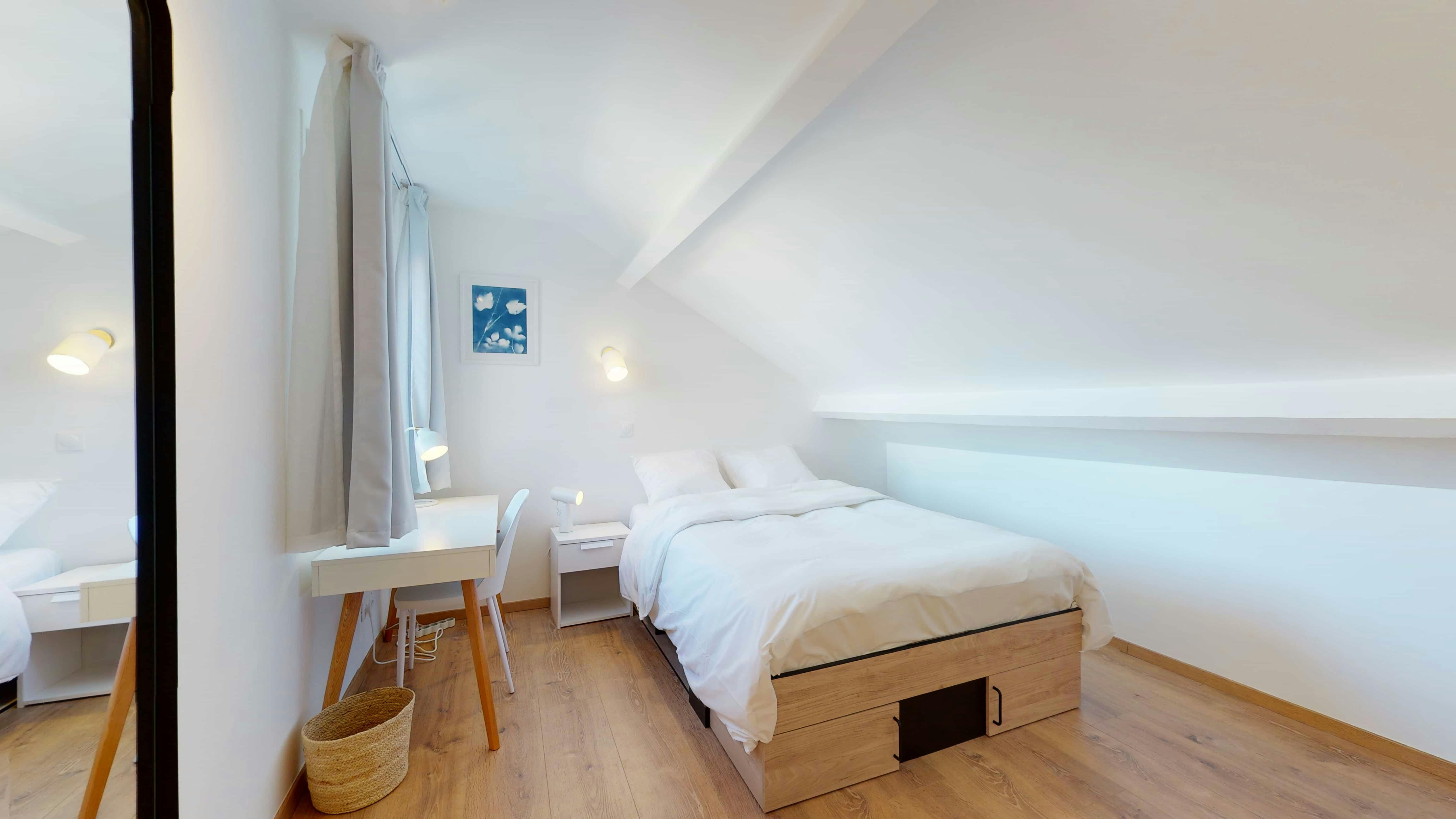 私人房间 正在以 €830 的月租出租，其位于 Suresnes, Boulevard Maréchal de Lattre de Tassigny