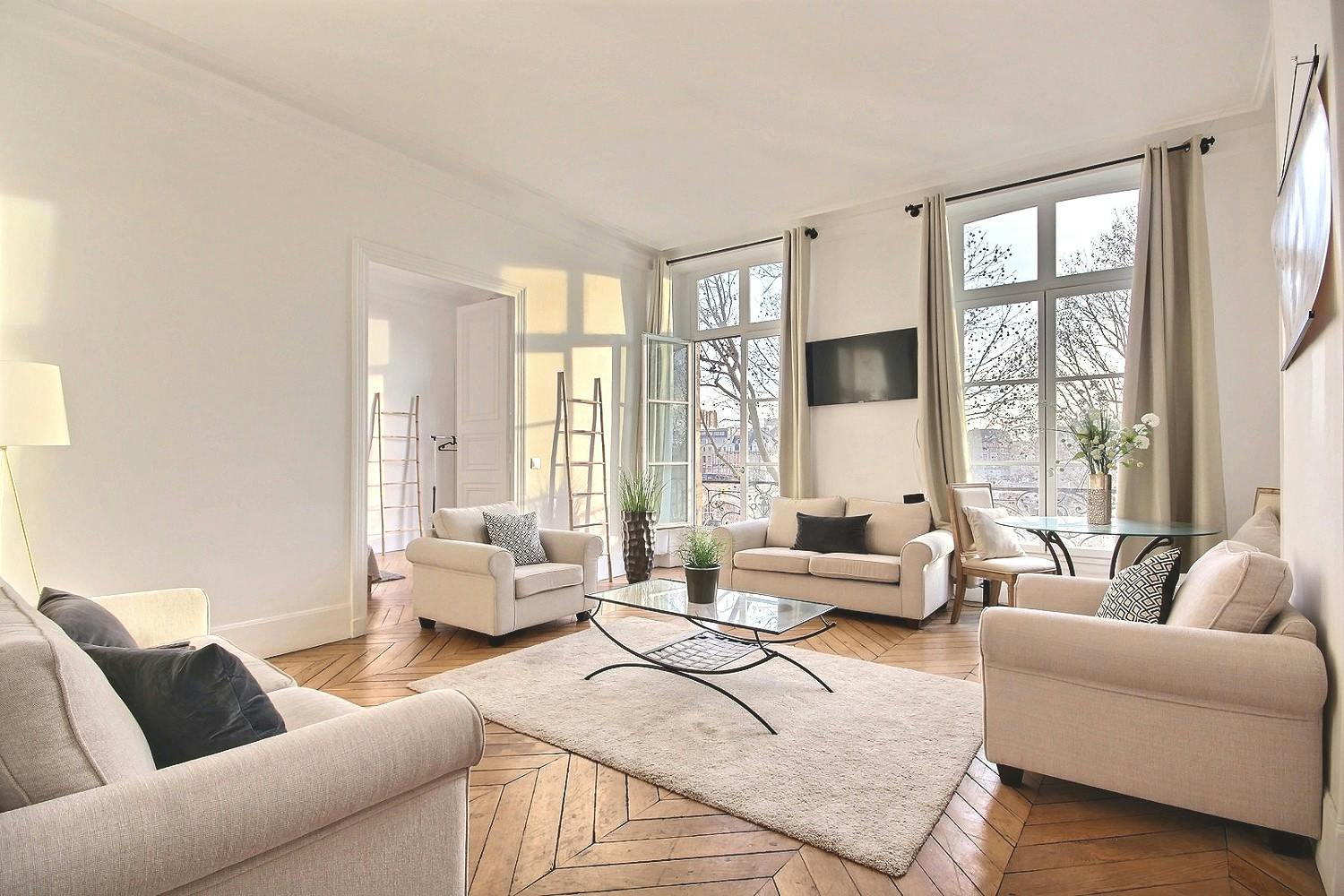 Apartment for rent for €7,447 per month in Paris, Quai du Louvre