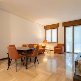 Apartment for rent for €2,600 per month in Milan, Via Berna