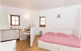 Studio for rent for €1,080 per month in Paris, Rue des Saussaies