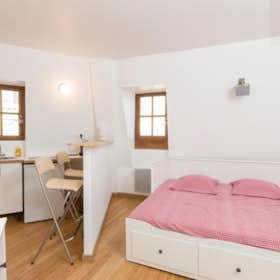 Studio for rent for €1,080 per month in Paris, Rue des Saussaies