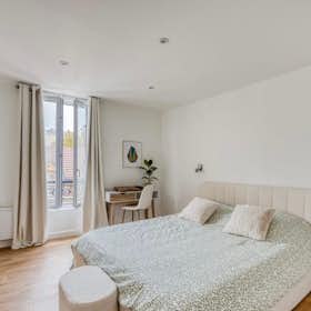 Apartment for rent for €3,199 per month in Paris, Rue des Poissonniers