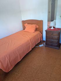 Отдельная комната сдается в аренду за 250 € в месяц в Coimbra, Avenida Fernando Namora