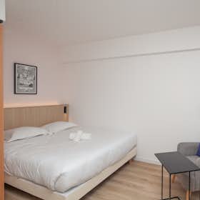 Apartment for rent for €3,570 per month in Paris, Rue Washington
