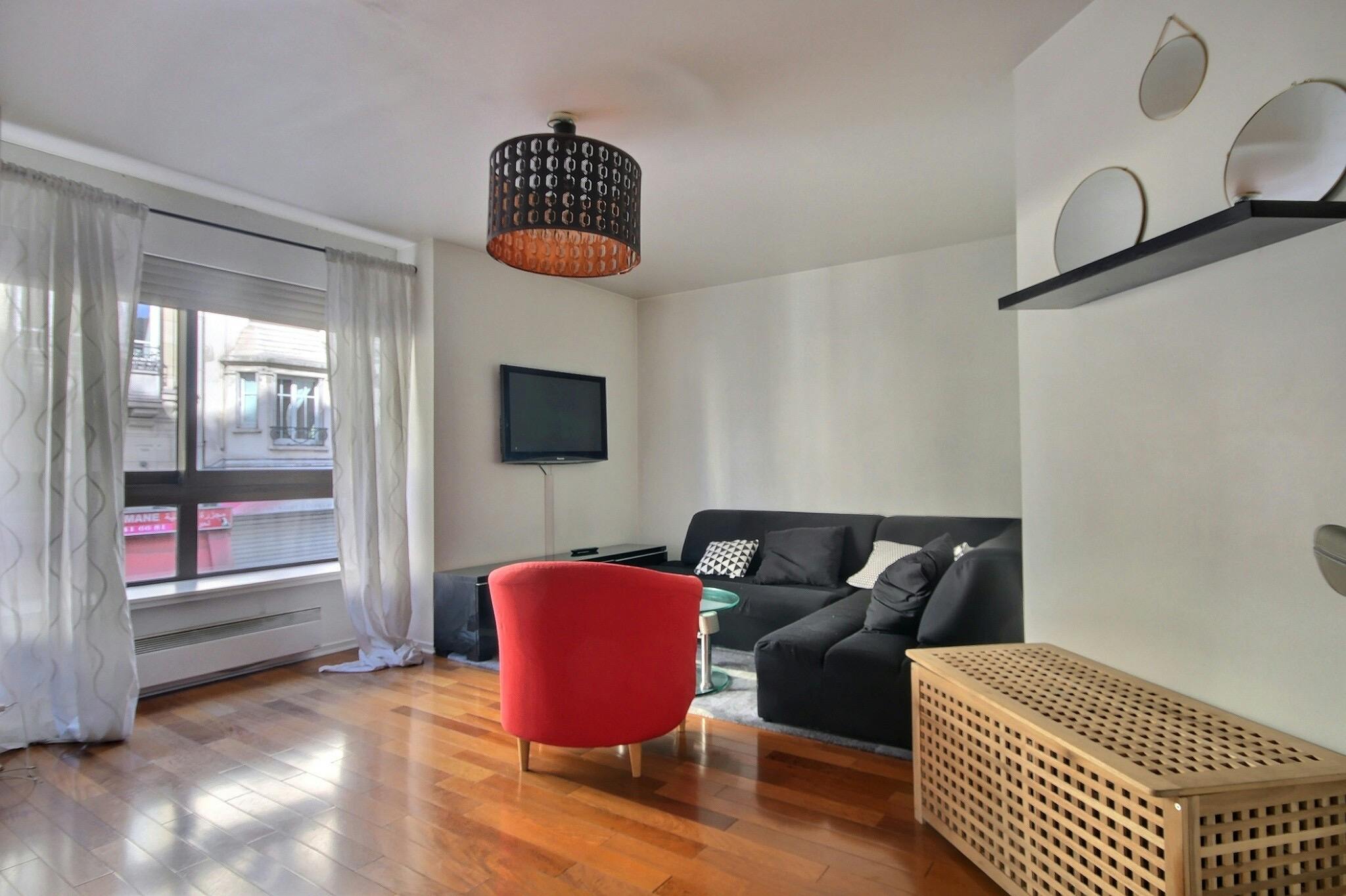 Apartment for rent for €2,013 per month in Paris, Rue de Clignancourt