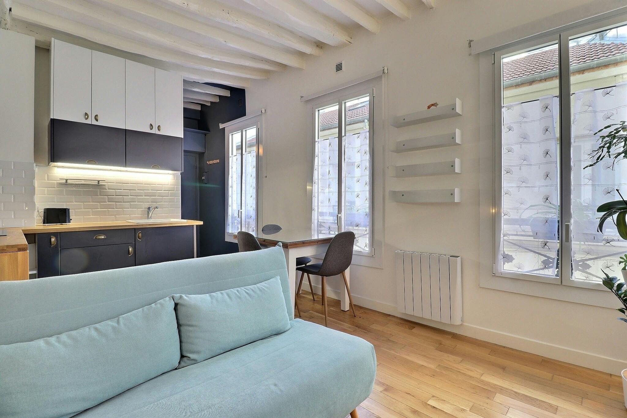 Studio for rent for €1,701 per month in Paris, Rue du Temple