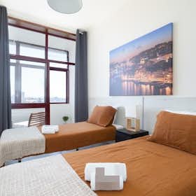 Apartment for rent for €1,009 per month in Porto, Rua dos Mártires da Liberdade