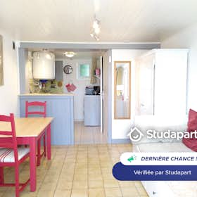 Apartment for rent for €700 per month in Bourg-en-Bresse, Place Alfred de Musset