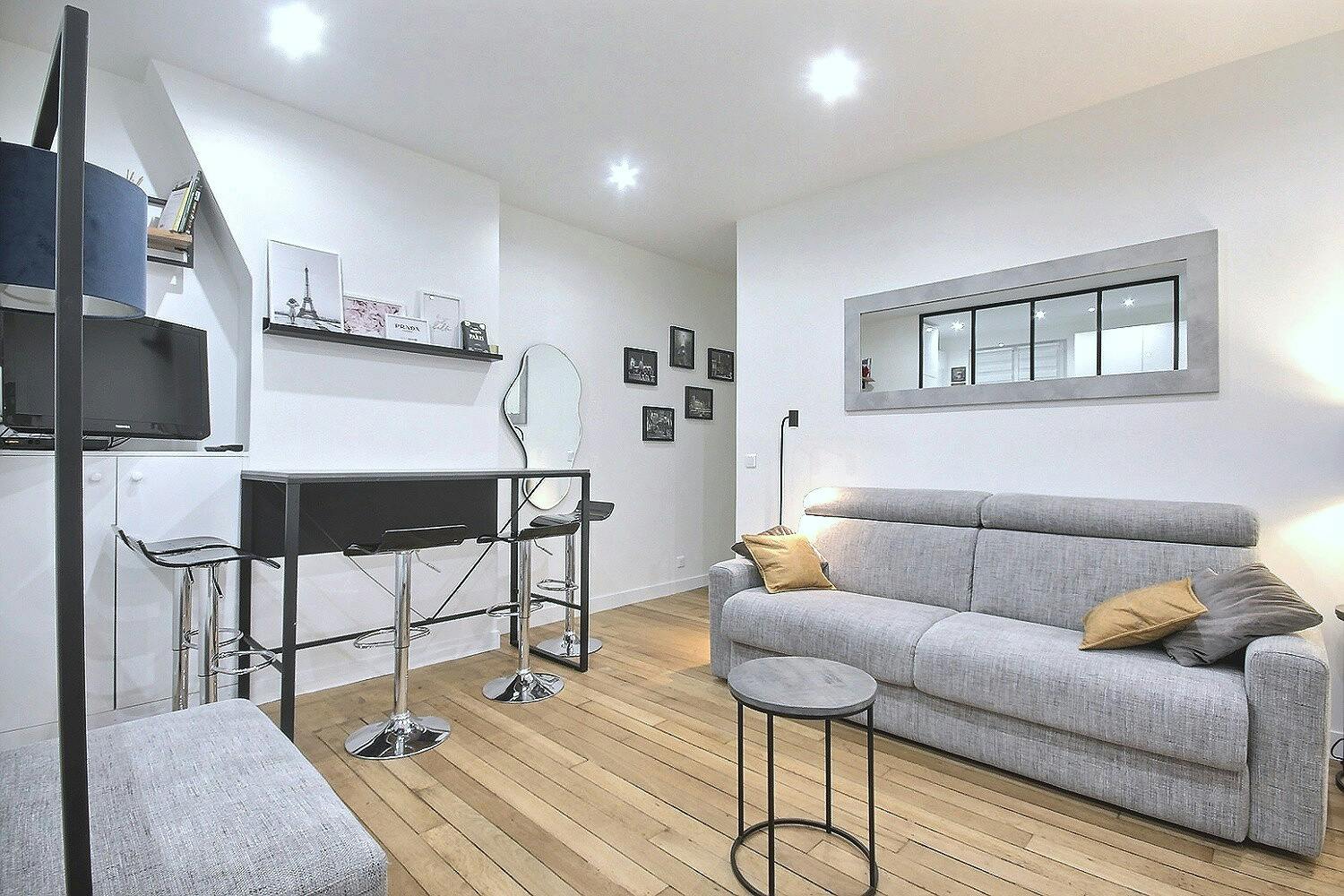 Apartment for rent for €1,924 per month in Paris, Avenue Mozart