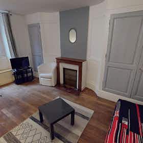 Appartement te huur voor € 750 per maand in Limoges, Rue François Chenieux