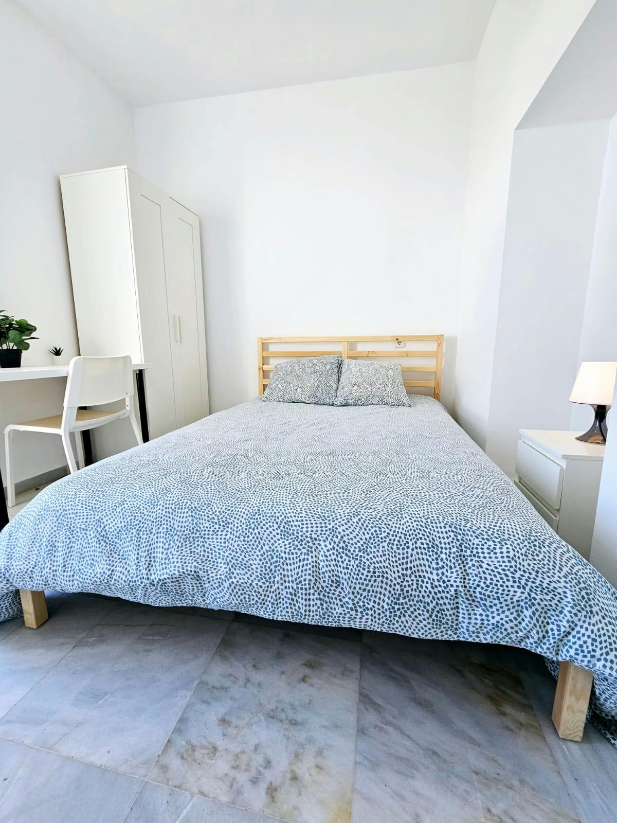 Shared room for rent for €460 per month in Sevilla, Calle San Luis