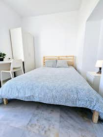 Mehrbettzimmer zu mieten für 460 € pro Monat in Sevilla, Calle San Luis