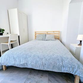 Mehrbettzimmer for rent for 460 € per month in Sevilla, Calle San Luis