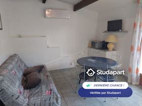 Haus zu mieten für 600 € pro Monat in Solliès-Toucas, Route Forestière