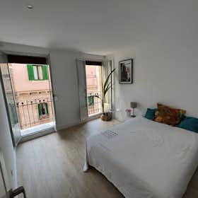 Private room for rent for €900 per month in Madrid, Paseo de la Castellana