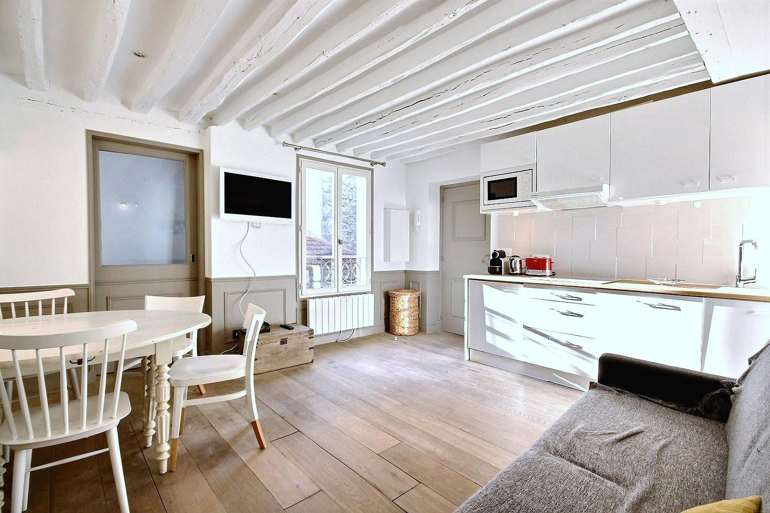 Apartment for rent for €1,991 per month in Paris, Rue Beautreillis