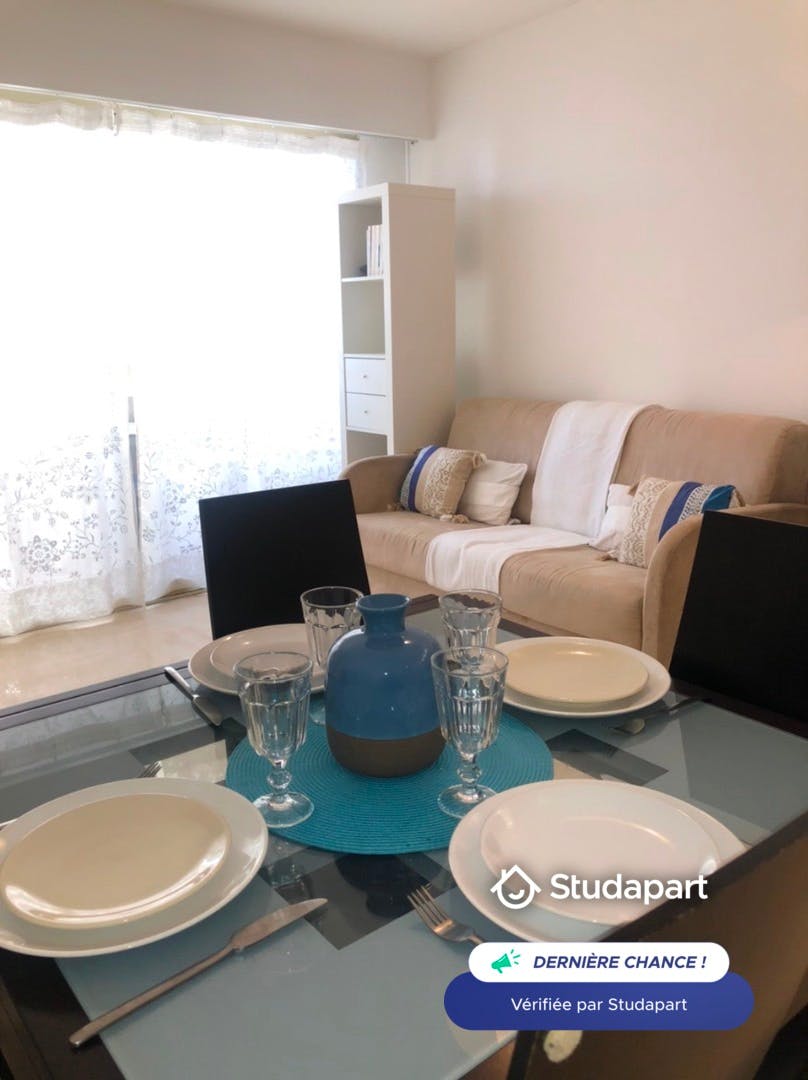 Apartment for rent for €1,200 per month in Antibes, Avenue de l'Esterel