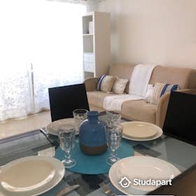 Apartment for rent for €900 per month in Antibes, Avenue de l'Esterel