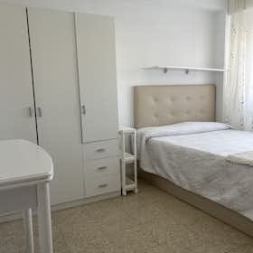 Private room for rent for €550 per month in Barcelona, Carrer dels Alts Forns