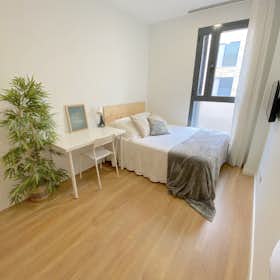 Private room for rent for €470 per month in Sevilla, Avenida de Miraflores