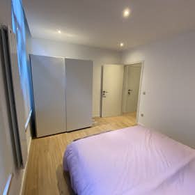 Apartment for rent for €1,900 per month in Brussels, Rue Camusel