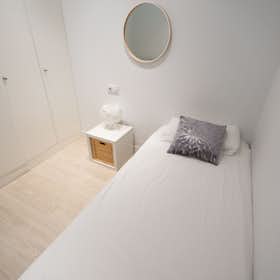 Private room for rent for €900 per month in Madrid, Calle de Ara