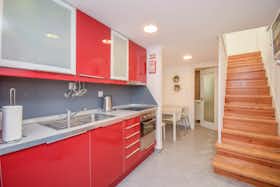 Wohnung zu mieten für 1.750 € pro Monat in Lisbon, Rua de Castelo Picão