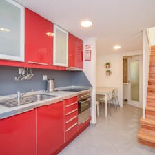 Apartment for rent for €1,750 per month in Lisbon, Rua de Castelo Picão