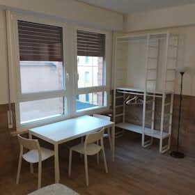 Studio for rent for € 950 per month in Parma, Viale Piacenza