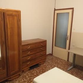 WG-Zimmer zu mieten für 700 € pro Monat in Parma, Via Pietro Pecchioni