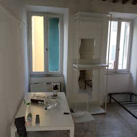 单间公寓 正在以 €550 的月租出租，其位于 Parma, Strada 20 Settembre