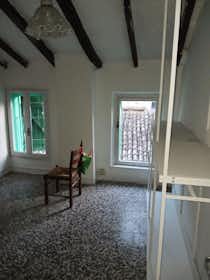 Appartement te huur voor € 700 per maand in Parma, Strada 20 Settembre