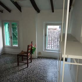 Lägenhet att hyra för 700 € i månaden i Parma, Strada 20 Settembre
