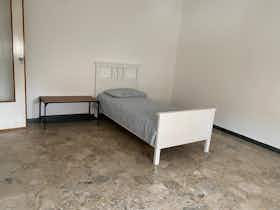 Квартира за оренду для 1 600 EUR на місяць у Parma, Via Irnerio