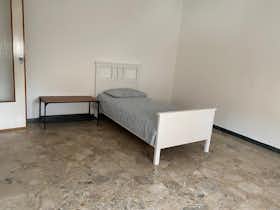 Appartamento in affitto a 1.600 € al mese a Parma, Via Irnerio