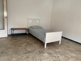 Appartement te huur voor € 1.600 per maand in Parma, Via Irnerio