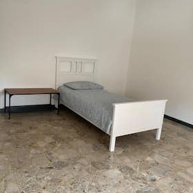 Lägenhet att hyra för 1 600 € i månaden i Parma, Via Irnerio