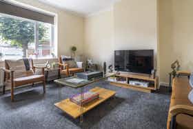 Дом сдается в аренду за 6 384 £ в месяц в Woking, Gloster Road