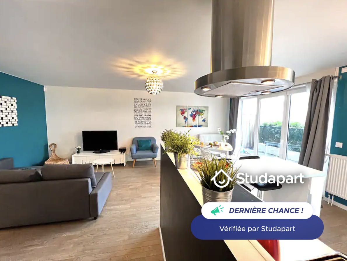 Apartment for rent for €3,000 per month in Nanterre, Allée de Normandie